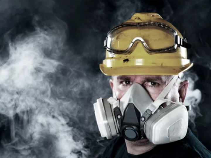 NZ tradie wearing respirator and PPE